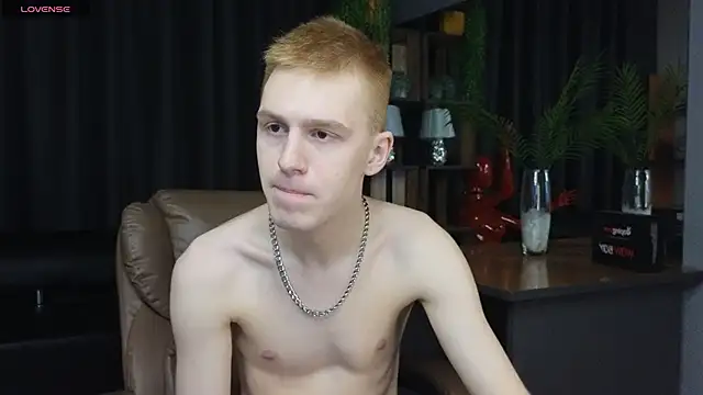 Snapshot of Tommy_CrashXXX chatting on 05-20-26, 03:40 Tommy CrashXXX online show from 05-20-26, 03:40