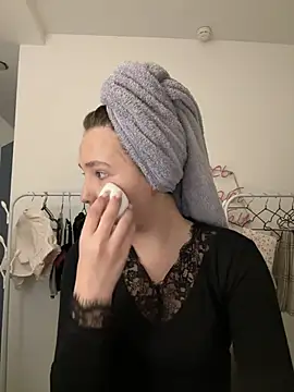 Snapshot of EvaVea chatting on 06-25-26, 04:33 EvaVea online show from 06-25-26, 04:33