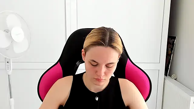 Snapshot of Emma_starrs_ chatting on 05-22-26, 10:10 Emma starrs online show from 05-22-26, 10:10