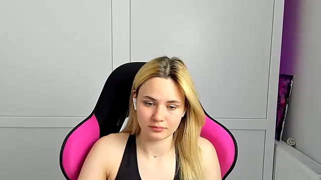 Snapshot of Emma_starrs_ chatting on 05-26-26, 07:10 Emma starrs online show from 05-26-26, 07:10