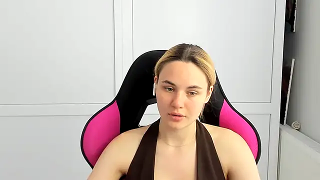 Snapshot of Emma_starrs_ chatting on 06-14-26, 12:40 Emma starrs online show from 06-14-26, 12:40