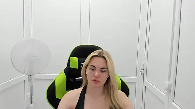 Snapshot of Emma_starrs_ chatting on 06-29-26, 10:15 Emma starrs online show from 06-29-26, 10:15