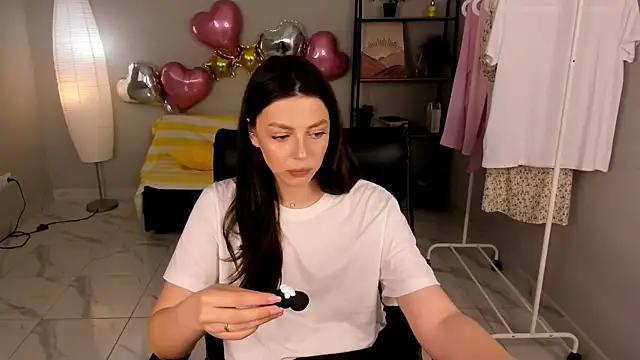 Snapshot of Lilian_Iris chatting on 05-20-26, 01:28 Lilian Iris online show from 05-20-26, 01:28