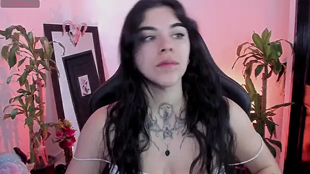 Snapshot of MissCharlottte_18 chatting on 05-20-26, 04:24 MissCharlottte 18 online show from 05-20-26, 04:24