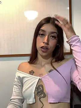Snapshot of SarahFox- chatting on 05-11-26, 09:12 SarahFox- online show from 05-11-26, 09:12