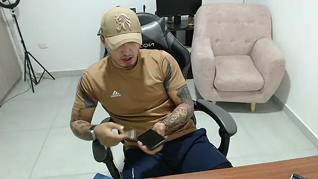 Snapshot of Thiago_420 chatting on 06-15-26, 11:18 Thiago 420 online show from 06-15-26, 11:18