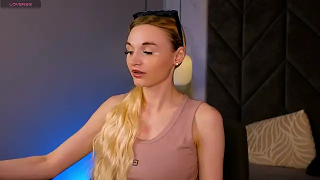 Snapshot of Mila__Lux chatting on 05-23-26, 01:48 Mila Lux online show from 05-23-26, 01:48