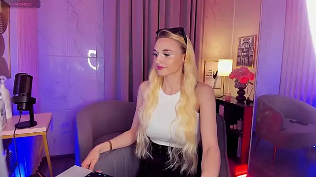 Snapshot of Mila__Lux chatting on 05-25-26, 08:26 Mila Lux online show from 05-25-26, 08:26