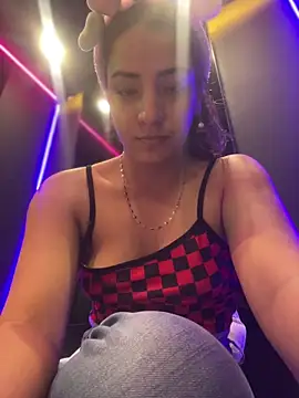 Snapshot of Bella-Saint chatting on 05-25-26, 02:28 Bella-Saint online show from 05-25-26, 02:28