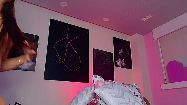 Snapshot of Bella-Saint chatting on 06-11-26, 12:32 Bella-Saint online show from 06-11-26, 12:32