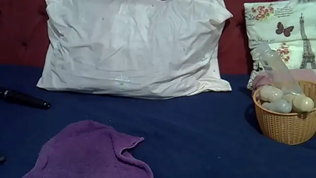 Snapshot of Queenleahx chatting on 06-10-26, 06:23 Queenleahx online show from 06-10-26, 06:23