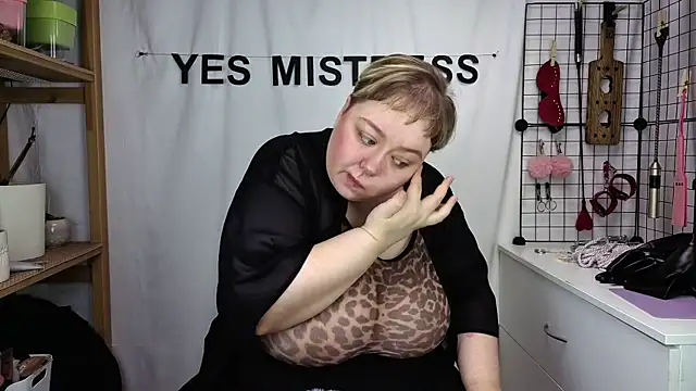 Snapshot of mistress_molly chatting on 05-16-26, 05:15 mistress molly online show from 05-16-26, 05:15