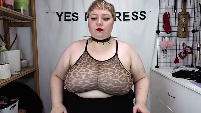 Snapshot of mistress_molly chatting on 05-16-26, 10:36 mistress molly online show from 05-16-26, 10:36