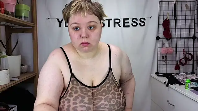 Snapshot of mistress_molly chatting on 05-17-26, 05:05 mistress molly online show from 05-17-26, 05:05