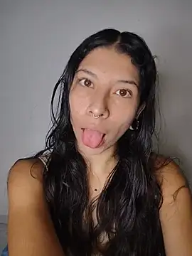 Snapshot of MelanyMo_on chatting on 05-25-26, 09:48 MelanyMo on online show from 05-25-26, 09:48