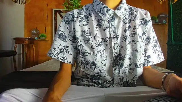 Snapshot of leonix_love chatting on 06-24-26, 12:48 leonix love online show from 06-24-26, 12:48