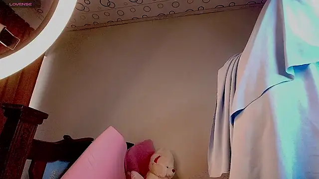 Snapshot of Nadine_Nassib chatting on 06-20-26, 01:47 Nadine Nassib online show from 06-20-26, 01:47