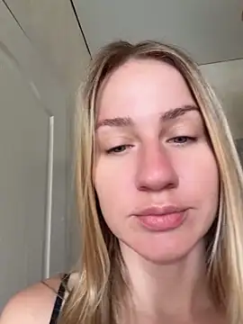 Snapshot of AnnaMist_ chatting on 06-18-26, 05:19 AnnaMist online show from 06-18-26, 05:19