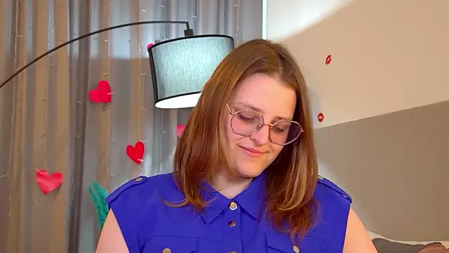 Snapshot of AlexaAvery chatting on 05-19-26, 11:49 AlexaAvery online show from 05-19-26, 11:49