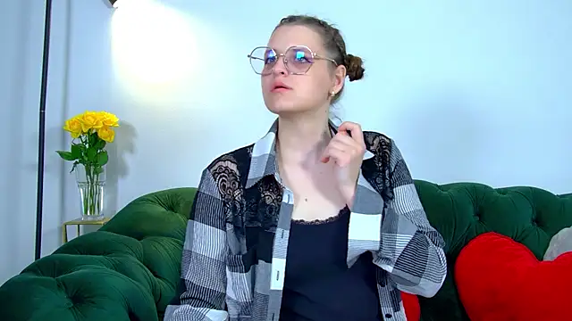 Snapshot of AlexaAvery chatting on 06-06-26, 06:40 AlexaAvery online show from 06-06-26, 06:40