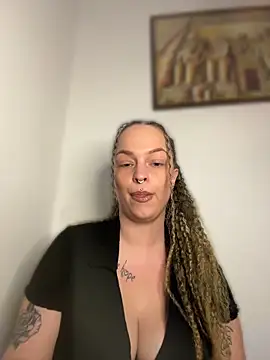 Snapshot of WaitingLucia chatting on 05-17-26, 06:37 WaitingLucia online show from 05-17-26, 06:37