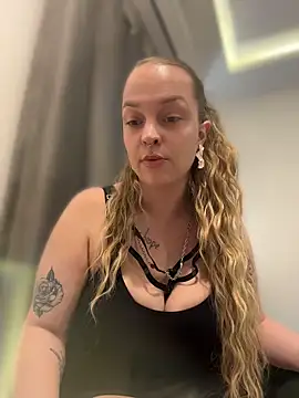 Snapshot of WaitingLucia chatting on 05-21-26, 03:19 WaitingLucia online show from 05-21-26, 03:19