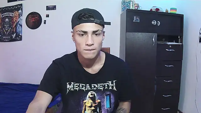 Snapshot of Fenix_hardcock chatting on 06-03-26, 02:33 Fenix hardcock online show from 06-03-26, 02:33