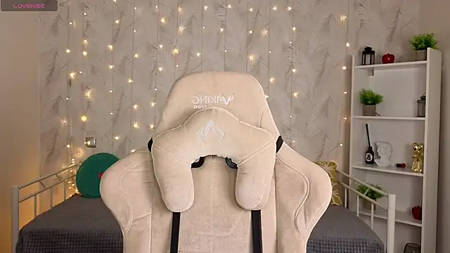 Snapshot of Kira__Fluffy chatting on 06-21-26, 12:02 Kira Fluffy online show from 06-21-26, 12:02
