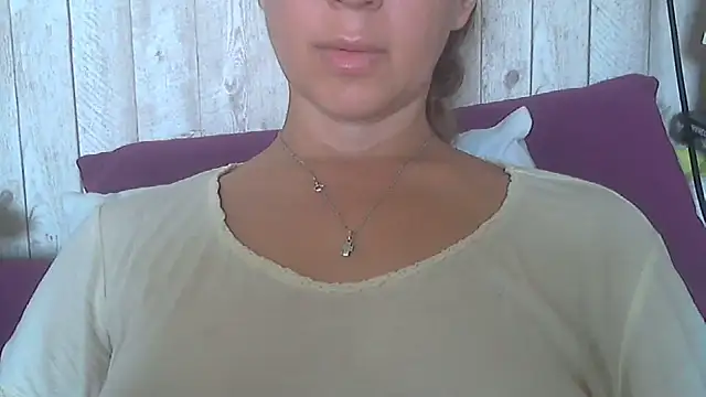 Snapshot of Bella--White chatting on 06-12-26, 05:39 Bella--White online show from 06-12-26, 05:39