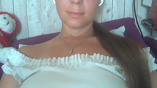 Snapshot of Bella--White chatting on 06-16-26, 05:43 Bella--White online show from 06-16-26, 05:43