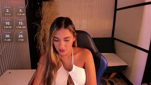 Snapshot of SophieWatson_ chatting on 06-19-26, 01:48 SophieWatson online show from 06-19-26, 01:48