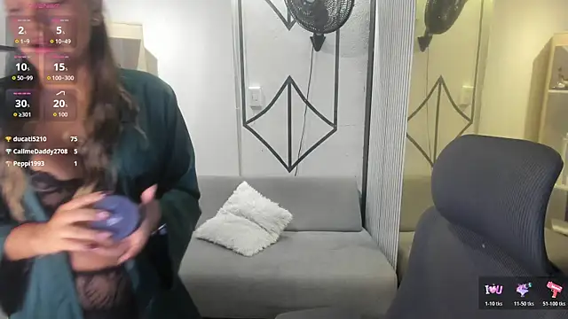 Snapshot of SophieWatson_ chatting on 06-27-26, 01:17 SophieWatson online show from 06-27-26, 01:17