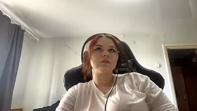 Snapshot of Redhair_girl chatting on 05-21-26, 01:07 Redhair girl online show from 05-21-26, 01:07