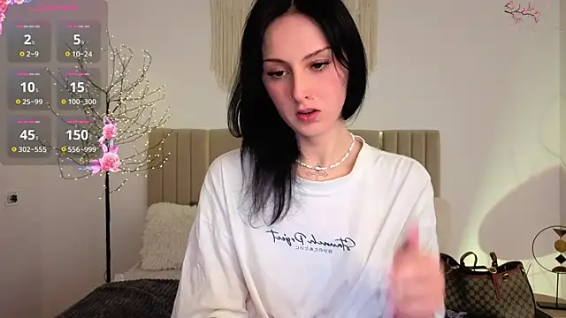 Snapshot of Little1_molly chatting on 06-17-26, 08:43 Little1 molly online show from 06-17-26, 08:43