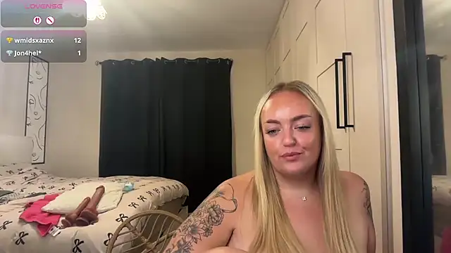 Snapshot of CurvyWetWife chatting on 07-07-26, 08:29 CurvyWetWife online show from 07-07-26, 08:29