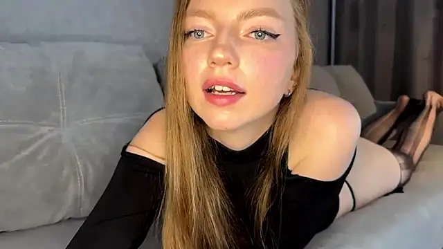 Snapshot of Auroralgnis chatting on 06-21-26, 06:16 Auroralgnis online show from 06-21-26, 06:16