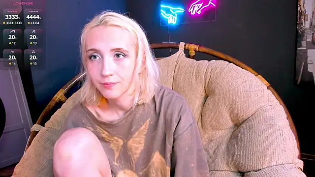 Snapshot of Elen__Moore chatting on 06-14-26, 10:39 Elen Moore online show from 06-14-26, 10:39
