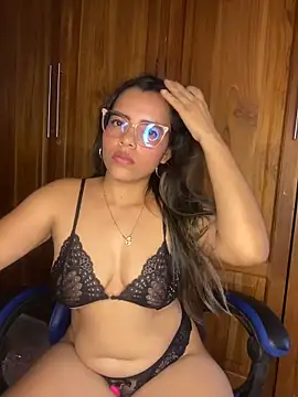 Snapshot of Estrella_em chatting on 05-21-26, 09:00 Estrella em online show from 05-21-26, 09:00