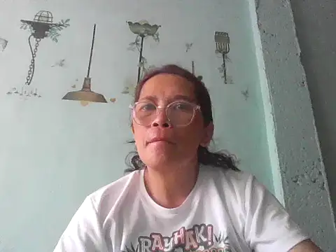Snapshot of momshe2026 chatting on 05-30-26, 08:00 momshe2026 online show from 05-30-26, 08:00