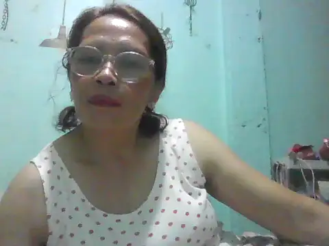 Snapshot of momshe2026 chatting on 05-31-26, 12:12 momshe2026 online show from 05-31-26, 12:12