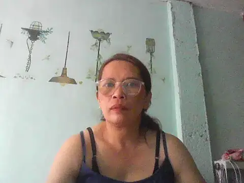 Snapshot of momshe2026 chatting on 06-05-26, 07:14 momshe2026 online show from 06-05-26, 07:14