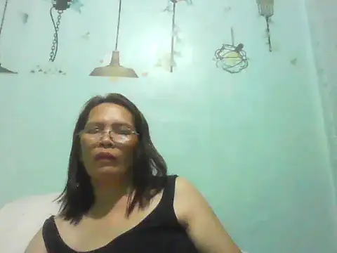 Snapshot of momshe2026 chatting on 06-08-26, 01:22 momshe2026 online show from 06-08-26, 01:22