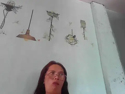 Snapshot of momshe2026 chatting on 06-17-26, 04:15 momshe2026 online show from 06-17-26, 04:15