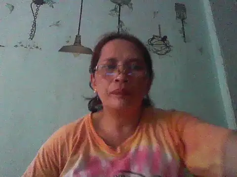 Snapshot of momshe2026 chatting on 06-19-26, 07:45 momshe2026 online show from 06-19-26, 07:45