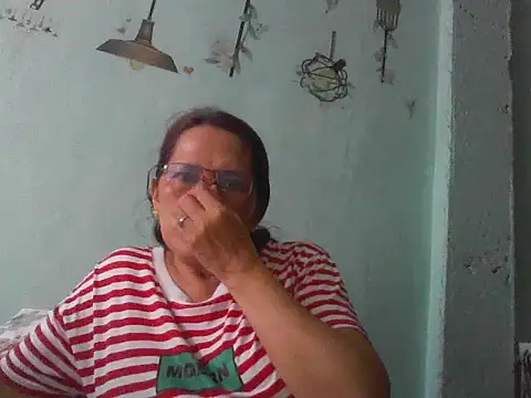 Snapshot of momshe2026 chatting on 06-20-26, 07:55 momshe2026 online show from 06-20-26, 07:55