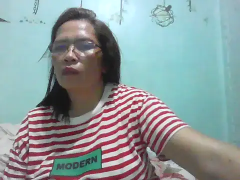 Snapshot of momshe2026 chatting on 06-20-26, 08:00 momshe2026 online show from 06-20-26, 08:00
