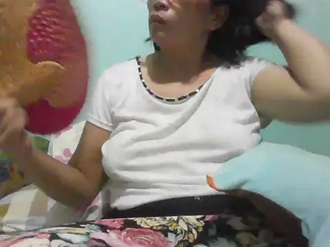 Snapshot of momshe2026 chatting on 07-01-26, 01:34 momshe2026 online show from 07-01-26, 01:34