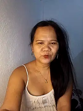 Snapshot of missLiLy07 chatting on 05-20-26, 12:11 missLiLy07 online show from 05-20-26, 12:11