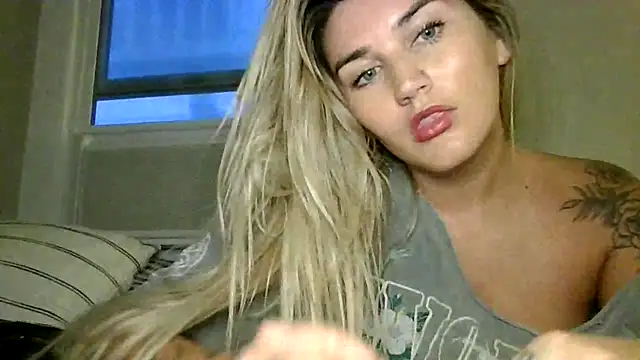 Snapshot of thebeachyblonde chatting on 06-26-26, 03:11 thebeachyblonde online show from 06-26-26, 03:11