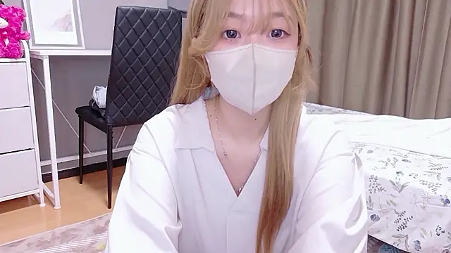 Snapshot of Riona_H chatting on 05-23-26, 04:39 Riona H online show from 05-23-26, 04:39